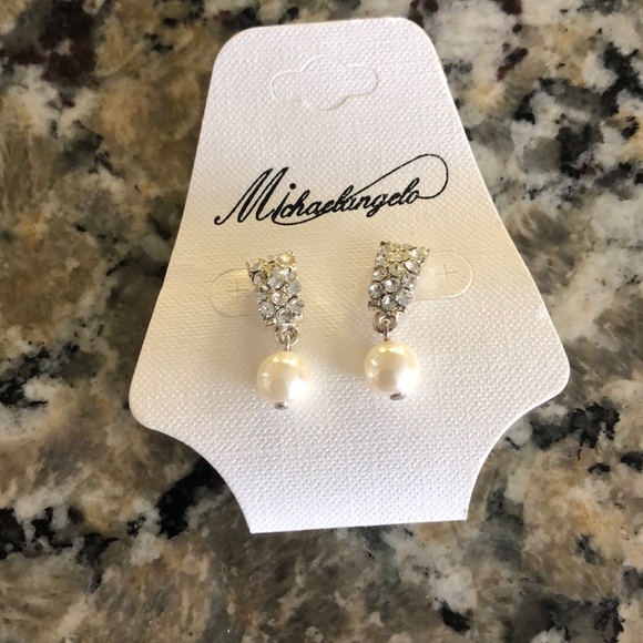 Pearl ivory necklace, earrings and bracelet. - Picture 2 of 5